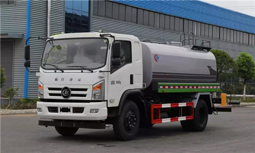 程力智造的程力威牌底盤及整車，其中的一體化抑塵車和園林綠化噴灑高壓消防多功能水車特別受到市場青睞。