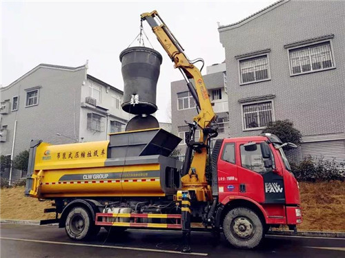 程力壓垃廠新上市的地埋式吊裝移動壓縮垃圾清運(yùn)車及配套裝備，完美解決社區(qū)及垃圾堆放點(diǎn)臟亂差和老鼠、蒼蠅、污水橫流的垃圾儲存老大難頑疾；該車最新上市并召開了產(chǎn)品推薦會，深受用戶喜愛。