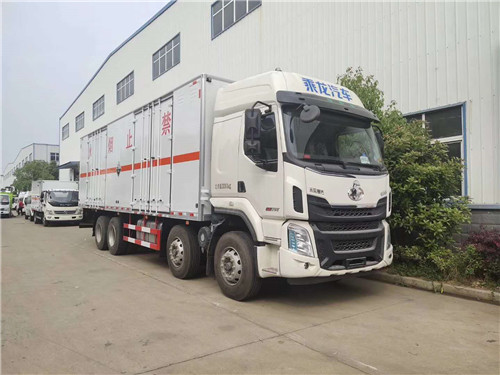 東風(fēng)柳汽四軸腐蝕性廂式車(chē)市場(chǎng)爆破車(chē)型，在大噸位額載中，深受大多用戶喜歡