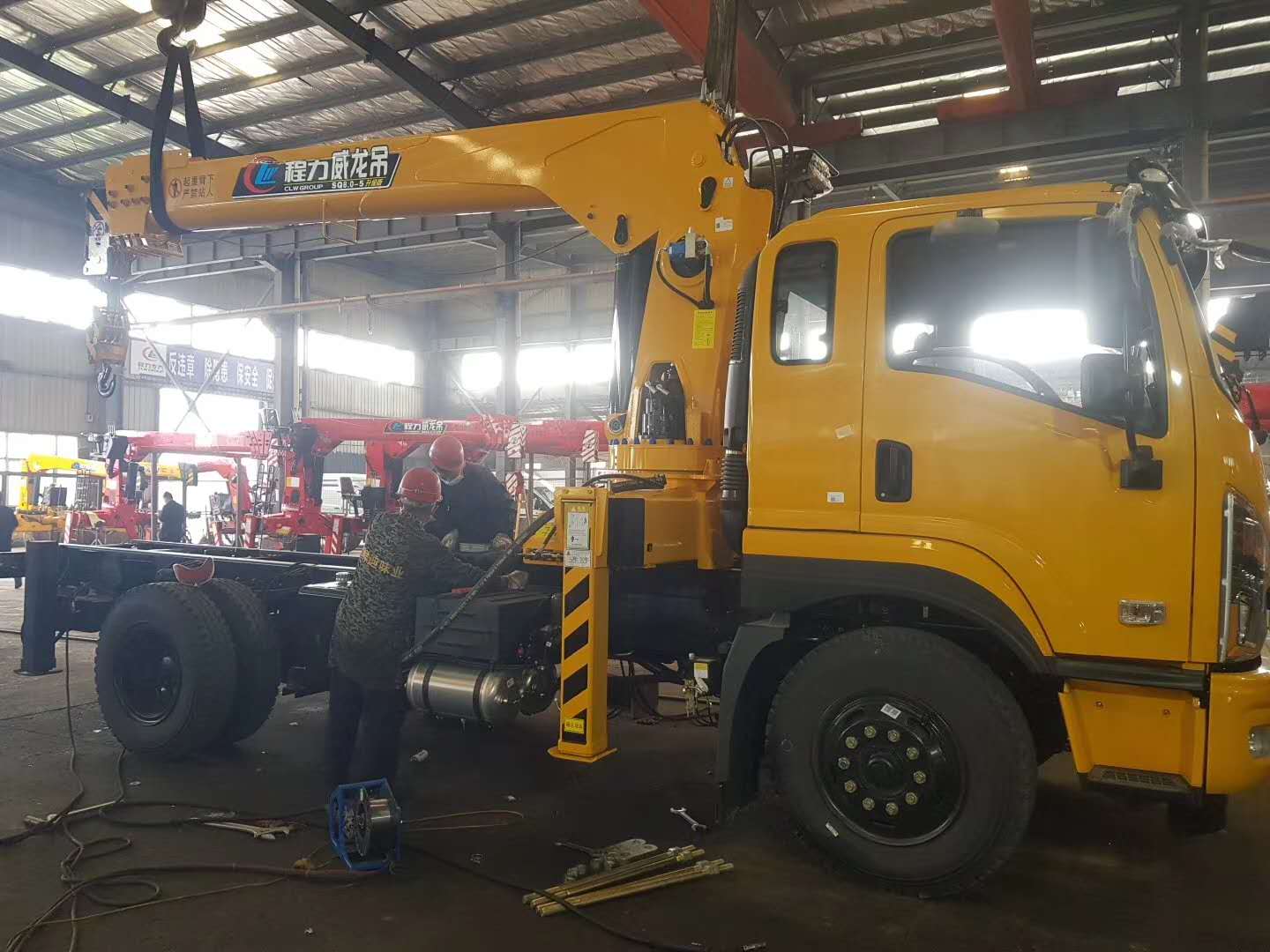 東風暢行D1隨車吊匹配程力威龍8噸5節(jié)臂吊機，?工程黃，高顏值，云南李總的訂單