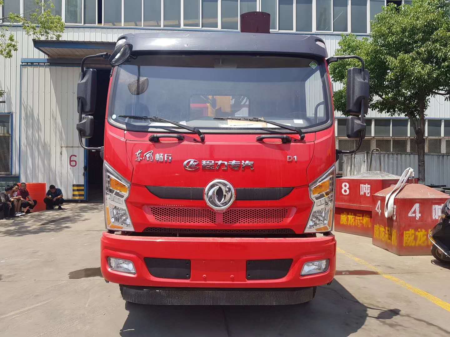 東風(fēng)暢行D1隨車(chē)吊匹配玉柴160馬力，徐工6.3噸4節(jié)上操作吊機(jī)，5.1米貨廂