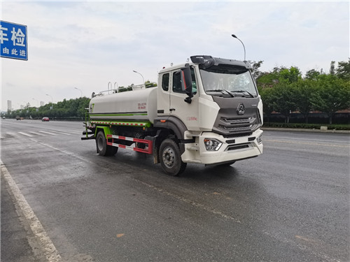 新款重汽豪沃n系列12方灑水車：環(huán)保免征齊全！