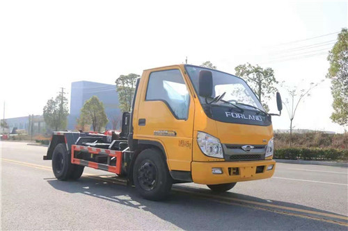 市場上一款雙層大梁的藍(lán)牌鉤臂垃圾車，純工程自卸車底盤，載重?zé)o敵