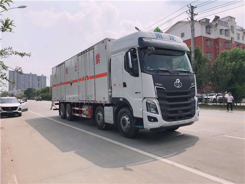 東風(fēng)柳汽四軸9.4米危貨廂式車環(huán)保燃油齊全，可出2類氣瓶、氣體、腐蝕、雜項等合格證，正常辦理營運(yùn)證