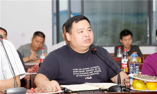 集團(tuán)公司總經(jīng)理程阿羅在發(fā)言中，要求大家以回顧建國七十周年取得偉大成就為動力，團(tuán)結(jié)拼搏敢為人先，以創(chuàng)新和高質(zhì)量發(fā)展為戰(zhàn)略抓手，積極為公司發(fā)展建言獻(xiàn)策；強(qiáng)調(diào)今年也是程力公司成立15周年，大家要發(fā)揚(yáng)主人翁的奉獻(xiàn)精神，在第四季度努力完成今年60億的專汽工業(yè)產(chǎn)值。 總經(jīng)理程阿羅勉勵大家，奔跑不停追夢不息，敢作為多作為，為程力公司“雙百工程”（百年品牌、百億產(chǎn)值）貢獻(xiàn)自己的青春和力量，順應(yīng)新時代中國特色社會主義建設(shè)的時代潮流。