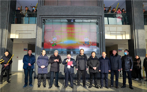 集團(tuán)公司高層組織在家的主要領(lǐng)導(dǎo)，以及各部門的中層干部及負(fù)責(zé)人，各直屬廠、專業(yè)廠、集團(tuán)成員廠總經(jīng)理，戶主經(jīng)理與各銷售精英團(tuán)隊負(fù)責(zé)人，程力汽車集團(tuán)簽約網(wǎng)紅共計200余人，在程力總部八號樓迎賓大廳共同見證了超額完成75億專汽產(chǎn)值的祝賀儀式。