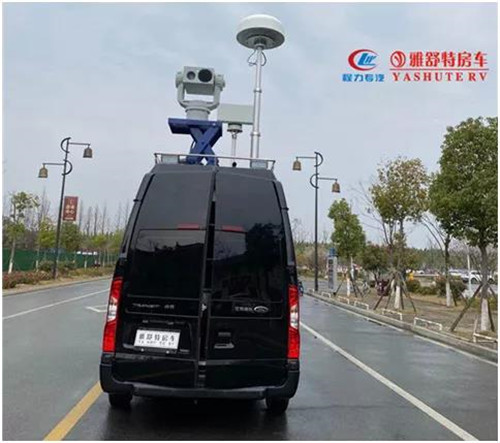 福特新世代通信指揮車正是利用先進(jìn)的大功率廣播指揮系統(tǒng)、現(xiàn)代無線通信技術(shù)、計(jì)算機(jī)技術(shù)、圖像采集技術(shù)、無線圖像傳輸技術(shù)、強(qiáng)光照明技術(shù)等，實(shí)現(xiàn)單兵－指揮車－指揮中心的通信聯(lián)絡(luò)、指揮調(diào)度等功能，是公安、消防、武警及人防等部門針對(duì)大型混亂現(xiàn)場的群眾疏散、搶險(xiǎn)救援的綜合移動(dòng)平臺(tái)，是現(xiàn)代通信技術(shù)及其它高科技技術(shù)的綜合運(yùn)用。