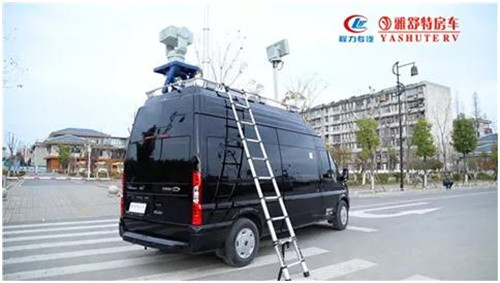 外部：配備便攜式登頂梯， 在車體尾門做加強(qiáng)板預(yù)埋，設(shè)計(jì)登頂梯連接件，并裝有防滑腳踏板，結(jié)構(gòu)強(qiáng)度高，使用安全、可靠。