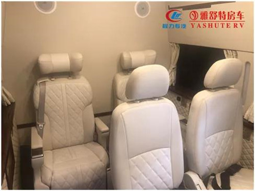 座椅：獨(dú)立座椅 2 套，供機(jī)柜工作臺(tái)操作人員使用。操作員座椅后部是領(lǐng)導(dǎo)座席，布置有 2 套獨(dú)立座椅，左側(cè)座椅配備有壁掛式翻板桌，配備有折疊式支腿，桌面有茶杯座，收納時(shí)可以直接可供臨時(shí)辦公、休息使用。車頂找平后，采用整體軟包覆處理，裝配有頂置空調(diào)，配備有組合式航空頂燈。