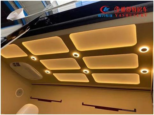 內(nèi)部車頂：采用帶造型的正白 LED 燈箱作為主照明系統(tǒng)，四角設(shè)計(jì)有帶獨(dú)立開關(guān)的裝飾射燈，嵌入式裝配工藝，便于后期檢修維護(hù)。車內(nèi)照明系統(tǒng)偏向于簡潔、實(shí)用、明亮、整齊的現(xiàn)代辦公氛圍，LED 射燈指向光源和立柱壁燈，對(duì)整個(gè)辦公區(qū)照明，整車 內(nèi)部氛圍襯托均予以兼