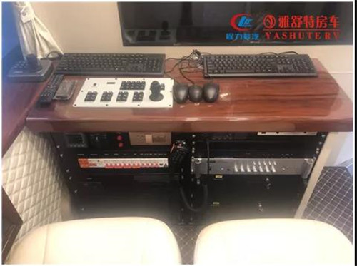 工作臺(tái)：機(jī)柜上部為實(shí)木工作臺(tái)面，安裝有頂部云臺(tái)攝像機(jī)控制手柄，便于操作人員辦公使用；